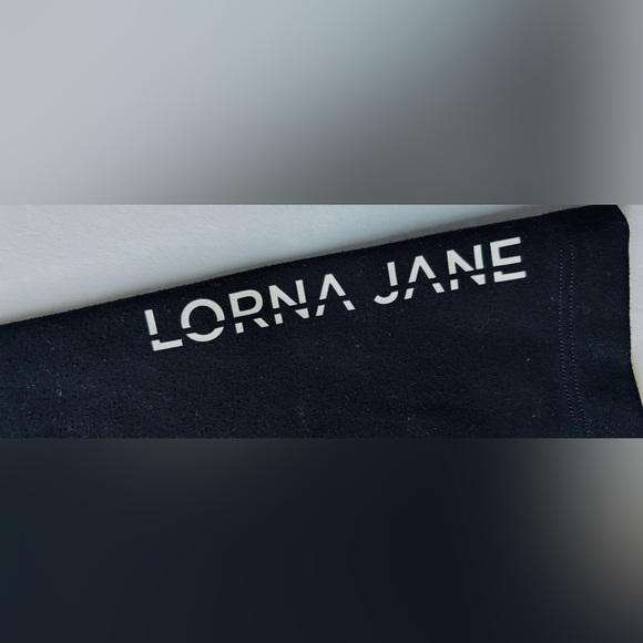 LORNA JANE Black LOGO LEGGINGS SIZE SM/MED, 26" Waist Athleisure Spell Out EUC - Picture 2 of 6
